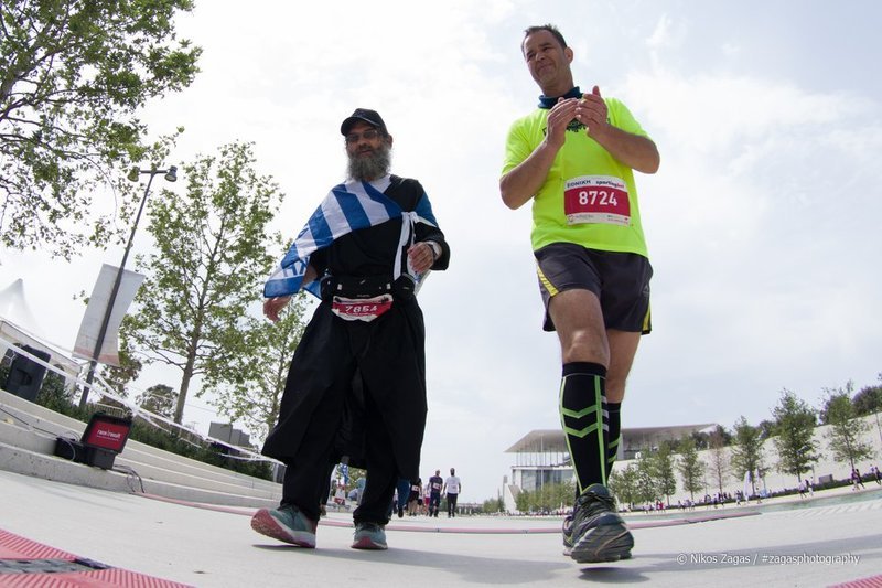 Ιερέας βγήκε πρώτος σε αγώνα τρεξίματος κάνοντας 430 χλμ. σε 4 μέρες [εικόνες] | iefimerida.gr 4