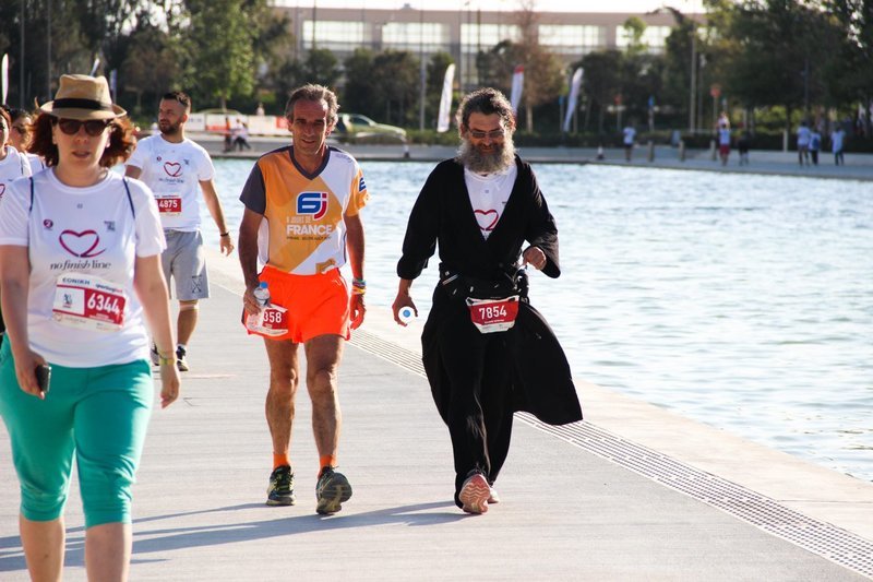 Ιερέας βγήκε πρώτος σε αγώνα τρεξίματος κάνοντας 430 χλμ. σε 4 μέρες [εικόνες] | iefimerida.gr 2