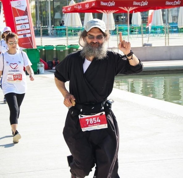 Ιερέας βγήκε πρώτος σε αγώνα τρεξίματος κάνοντας 430 χλμ. σε 4 μέρες [εικόνες] | iefimerida.gr 3