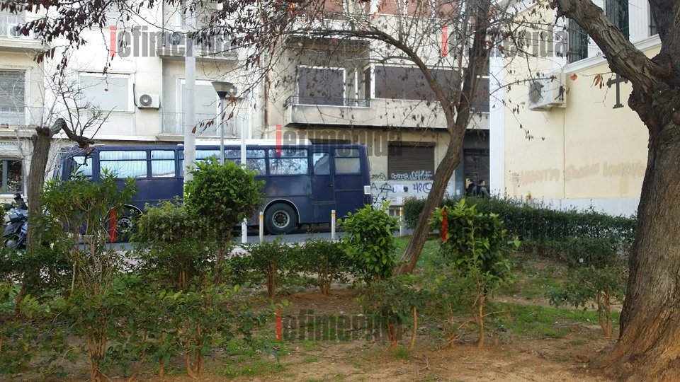 Κλούβες και ΜΑΤ έχουν κυκλώσει τη Νομική -Οι καταληψίες παραμένουν μέσα [εικόνες] | iefimerida.gr 2