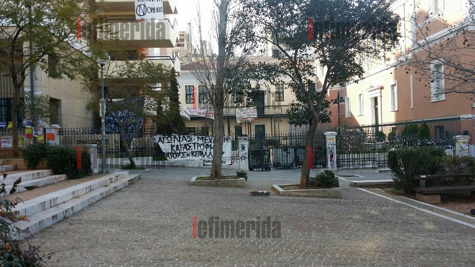 Κλούβες και ΜΑΤ έχουν κυκλώσει τη Νομική -Οι καταληψίες παραμένουν μέσα [εικόνες] | iefimerida.gr 4