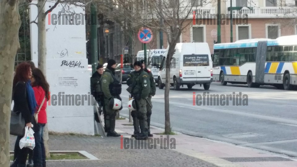 Κλούβες και ΜΑΤ έχουν κυκλώσει τη Νομική -Οι καταληψίες παραμένουν μέσα [εικόνες] | iefimerida.gr 3