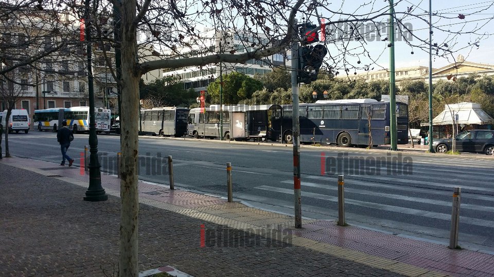 Κλούβες και ΜΑΤ έχουν κυκλώσει τη Νομική -Οι καταληψίες παραμένουν μέσα [εικόνες] | iefimerida.gr 5