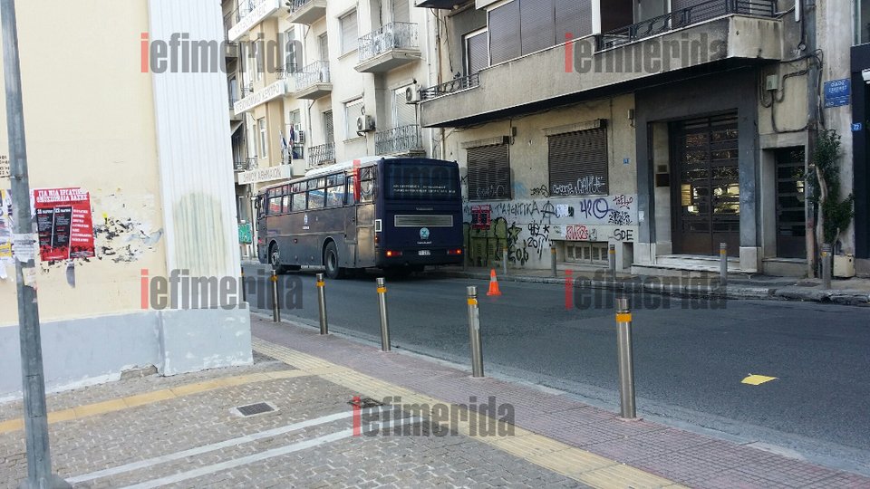 Κλούβες και ΜΑΤ έχουν κυκλώσει τη Νομική -Οι καταληψίες παραμένουν μέσα [εικόνες] | iefimerida.gr 6