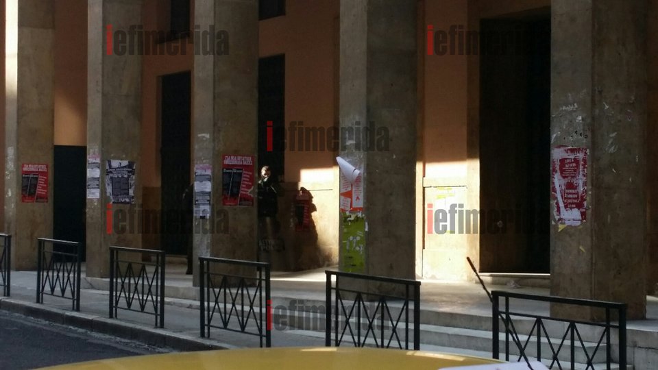 Κλούβες και ΜΑΤ έχουν κυκλώσει τη Νομική -Οι καταληψίες παραμένουν μέσα [εικόνες] | iefimerida.gr 7