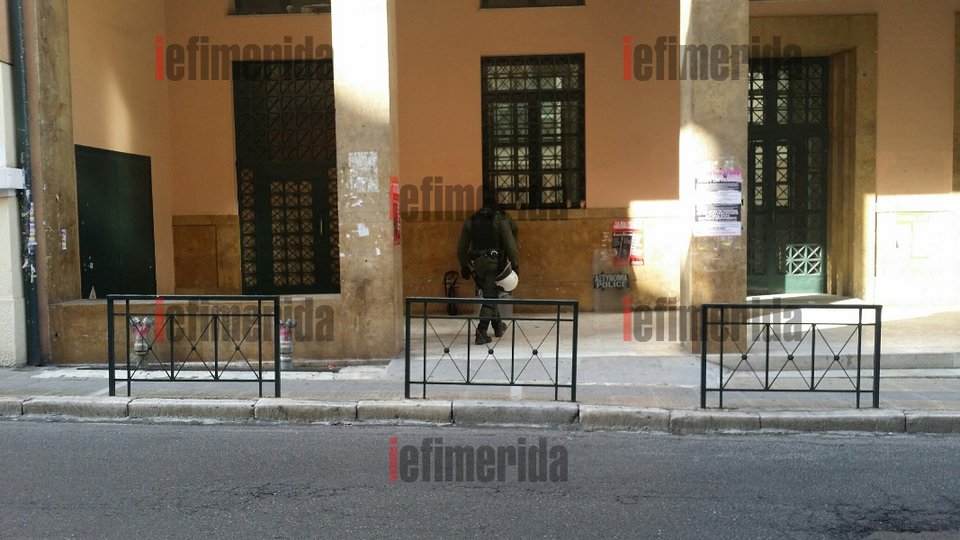 Κλούβες και ΜΑΤ έχουν κυκλώσει τη Νομική -Οι καταληψίες παραμένουν μέσα [εικόνες] | iefimerida.gr 0