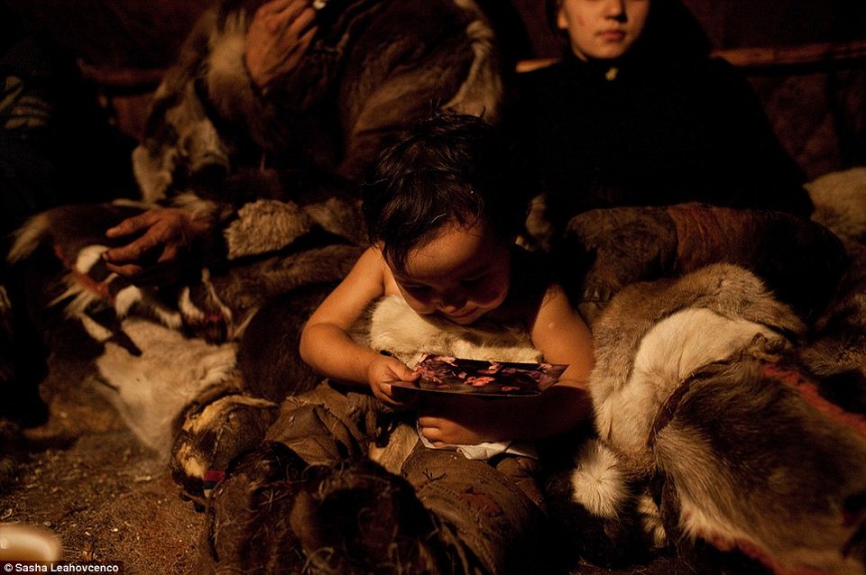 Είδαν τον εαυτό τους σε φωτογραφία για πρώτη φορά – Η απομακρυσμένη νομαδική φυλή της Ρωσίας σε μια συγκινητική στιγμή [εικόνες] | iefimerida.gr 12