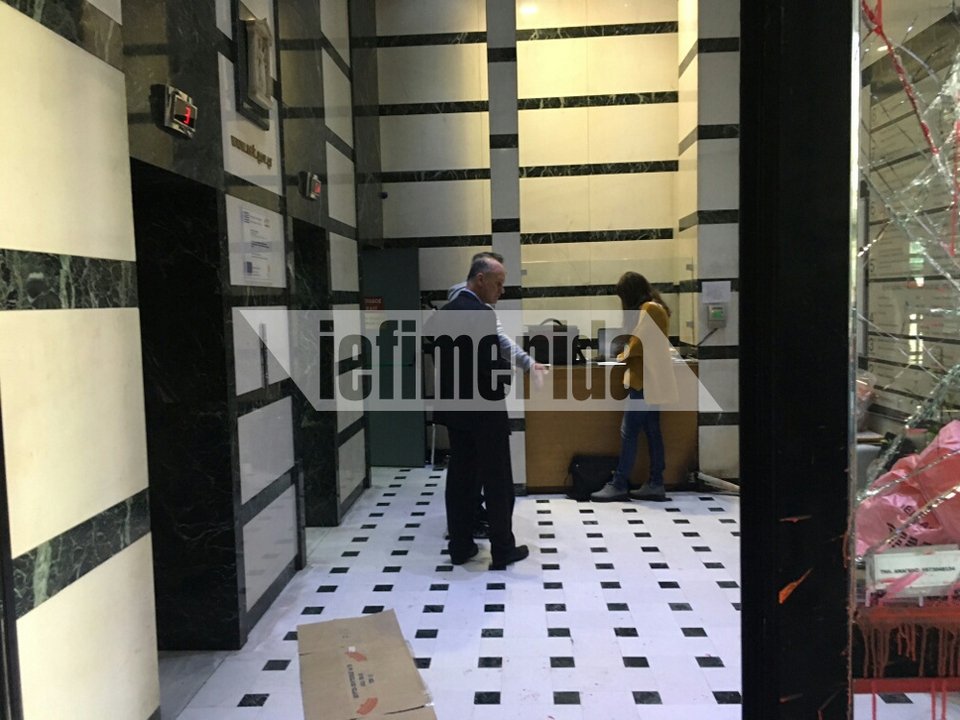 Καταδρομική επίθεση με μπογιές, λοστούς και ρόπαλα στο Νομικό Συμβούλιο του Κράτους [εικόνες] | iefimerida.gr 4