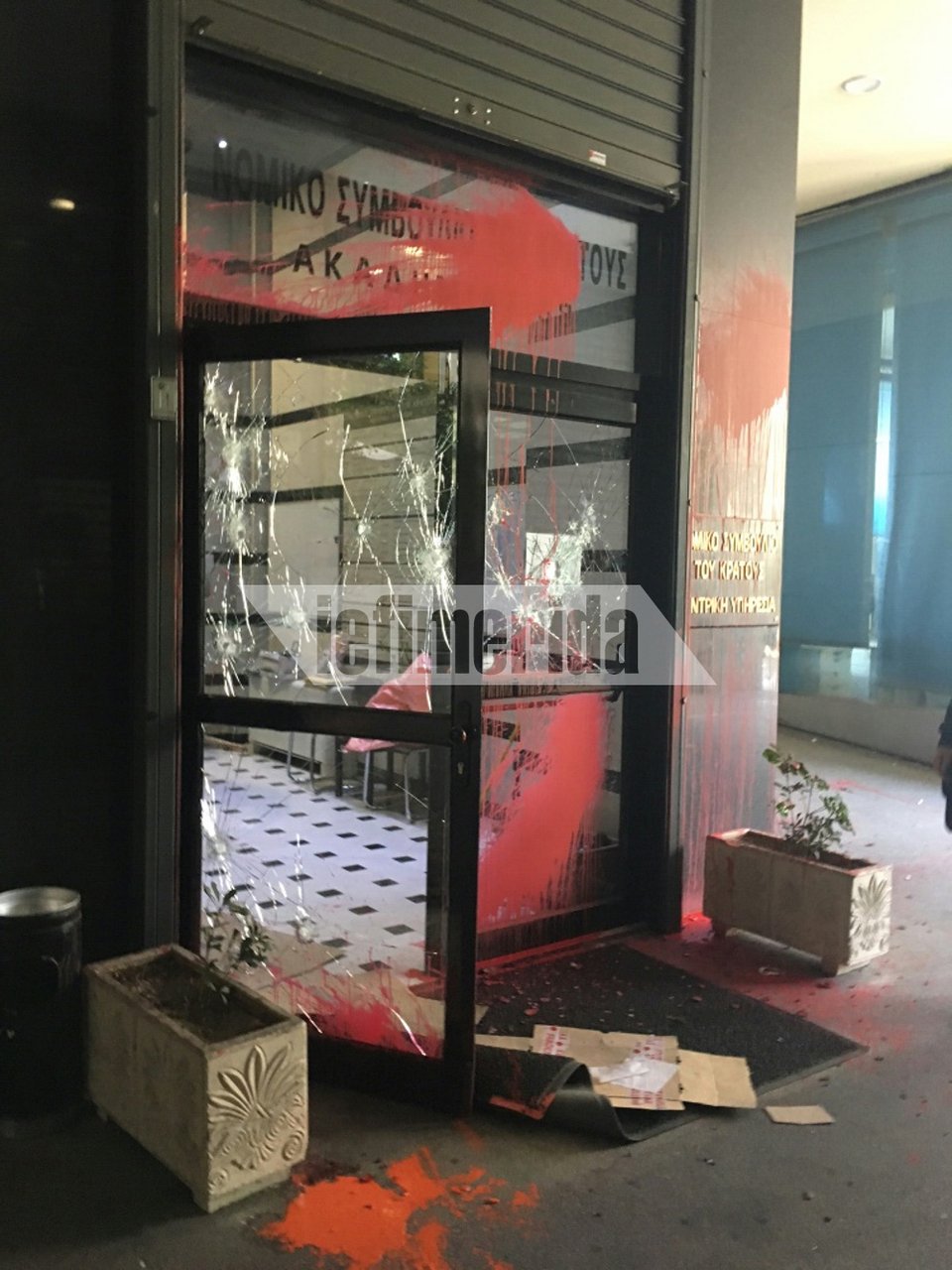 Καταδρομική επίθεση με μπογιές, λοστούς και ρόπαλα στο Νομικό Συμβούλιο του Κράτους [εικόνες] | iefimerida.gr 3