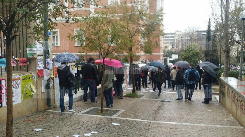 Αντιεξουσιαστές εισέβαλαν στη Νομική με ρόπαλα και πυροσβεστήρες -Ζητούν απελευθέρωση του Ξηρού [εικόνες] | iefimerida.gr 0