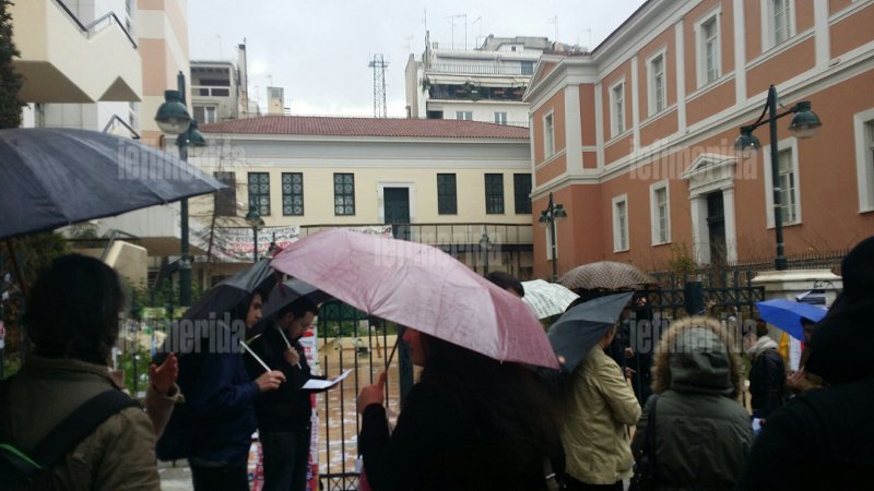 Αντιεξουσιαστές εισέβαλαν στη Νομική με ρόπαλα και πυροσβεστήρες -Ζητούν απελευθέρωση του Ξηρού [εικόνες] | iefimerida.gr 1
