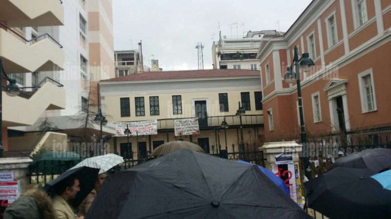 Αντιεξουσιαστές εισέβαλαν στη Νομική με ρόπαλα και πυροσβεστήρες -Ζητούν απελευθέρωση του Ξηρού [εικόνες] | iefimerida.gr 2