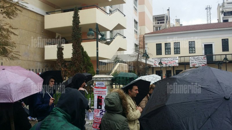 Αντιεξουσιαστές εισέβαλαν στη Νομική με ρόπαλα και πυροσβεστήρες -Ζητούν απελευθέρωση του Ξηρού [εικόνες] | iefimerida.gr 3