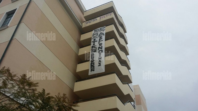 Αντιεξουσιαστές εισέβαλαν στη Νομική με ρόπαλα και πυροσβεστήρες -Ζητούν απελευθέρωση του Ξηρού [εικόνες] | iefimerida.gr 5