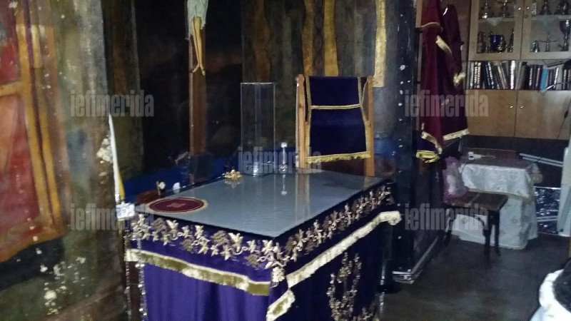 Οι αντεξουσιαστές κατέστρεψαν το εκκλησάκι δίπλα στη Νομική -Το έσπασαν και έκλεψαν τα πάντα [εικόνες] | iefimerida.gr 5