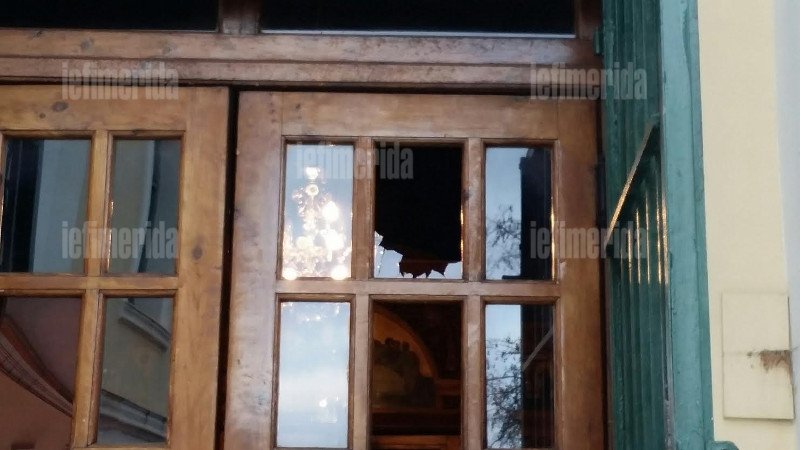 Οι αντεξουσιαστές κατέστρεψαν το εκκλησάκι δίπλα στη Νομική -Το έσπασαν και έκλεψαν τα πάντα [εικόνες] | iefimerida.gr 11