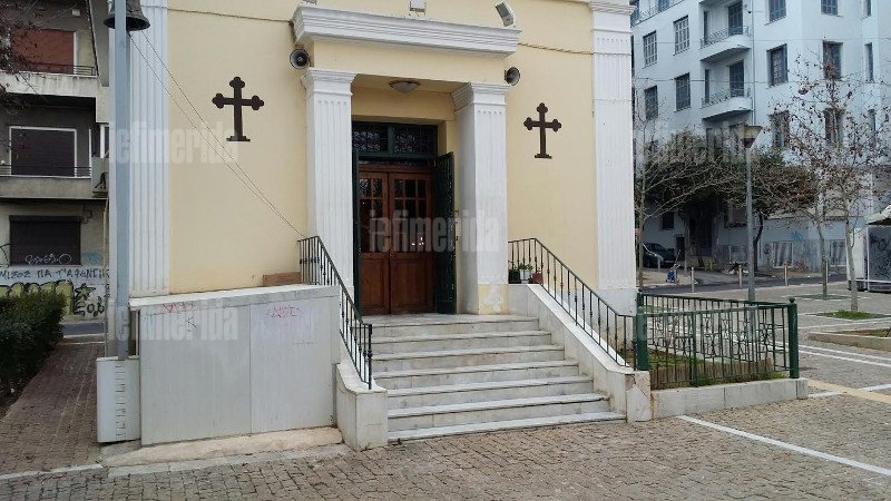 Οι αντεξουσιαστές κατέστρεψαν το εκκλησάκι δίπλα στη Νομική -Το έσπασαν και έκλεψαν τα πάντα [εικόνες] | iefimerida.gr 0