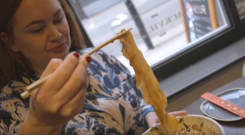 Σίγουρα θα μπερδευτείς: Αυτό το εστιατόριο σερβίρει noodles μήκους 5 μέτρων [βίντεο]  | iefimerida.gr 0