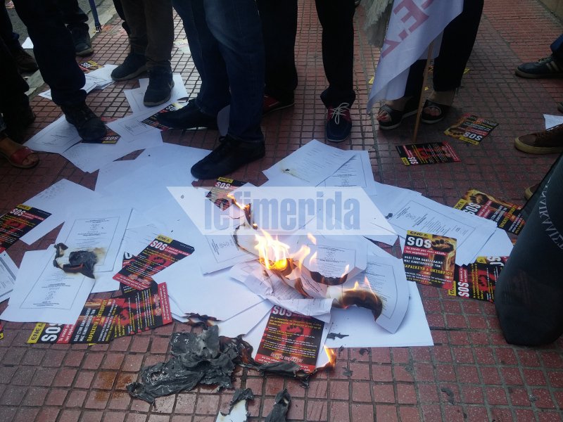 Οι νοσηλευτές έκαψαν τα πτυχία τους έξω από το υπουργείο Υγείας [εικόνες] | iefimerida.gr 0