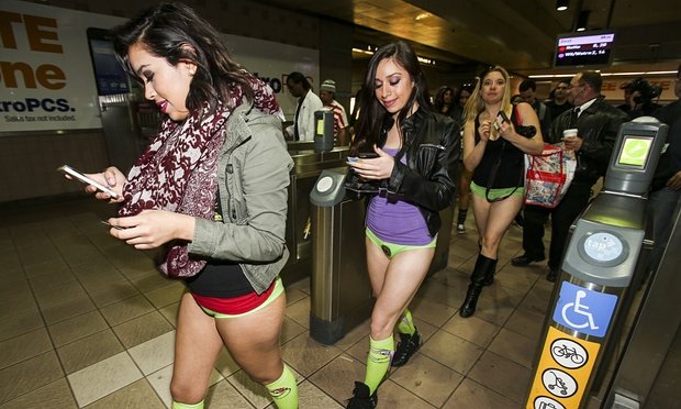 Πλημμύρισαν με μισόγυμνους τα μετρό σε όλο τον κόσμο -Για την «Ημέρα χωρίς παντελόνι» [εικόνες] | iefimerida.gr 0