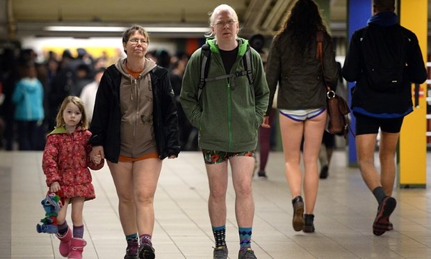 Πλημμύρισαν με μισόγυμνους τα μετρό σε όλο τον κόσμο -Για την «Ημέρα χωρίς παντελόνι» [εικόνες] | iefimerida.gr 2