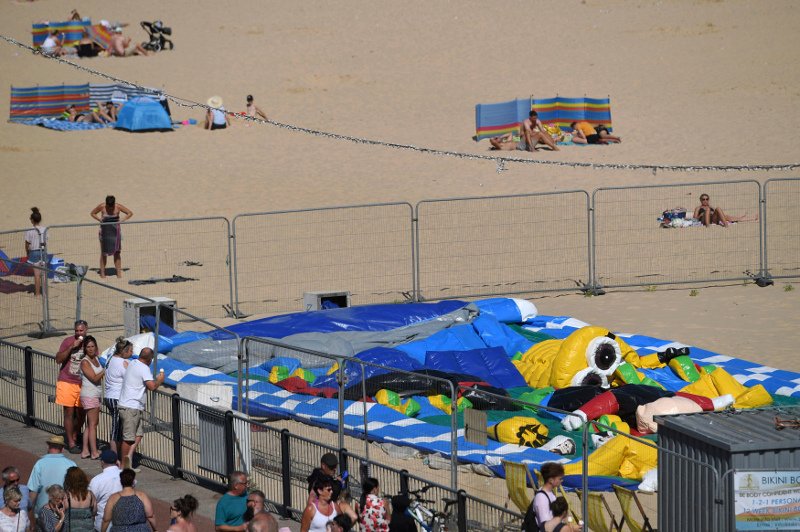 Φουσκωτό κάστρο εξερράγη λόγω της ζέστης και εκσφενδόνισε ένα μικρό κοριτσάκι στον αέρα [βίντεο]  | iefimerida.gr 1