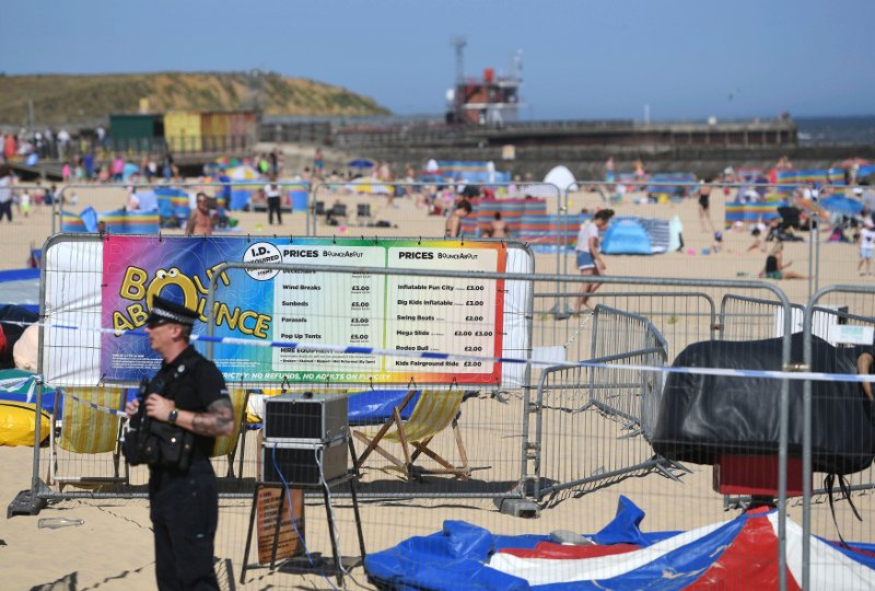 Φουσκωτό κάστρο εξερράγη λόγω της ζέστης και εκσφενδόνισε ένα μικρό κοριτσάκι στον αέρα [βίντεο]  | iefimerida.gr 0