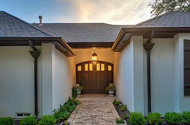 Αυτό είναι το θρυλικό σπίτι του Τσακ Νόρις -Η δημοφιλής κατοικία αναζητά νέο ιδιοκτήτη [εικόνες]  | iefimerida.gr 0