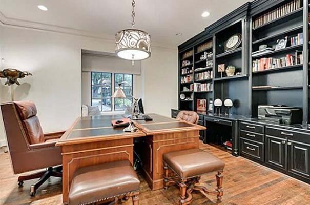 Αυτό είναι το θρυλικό σπίτι του Τσακ Νόρις -Η δημοφιλής κατοικία αναζητά νέο ιδιοκτήτη [εικόνες]  | iefimerida.gr 4