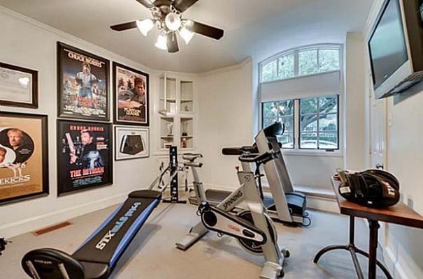 Αυτό είναι το θρυλικό σπίτι του Τσακ Νόρις -Η δημοφιλής κατοικία αναζητά νέο ιδιοκτήτη [εικόνες]  | iefimerida.gr 5