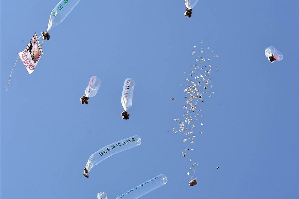 Η Βόρεια Κορέα επιτίθεται με μπαλόνια προπαγάνδας στη Νότια Κορέα [εικόνες] | iefimerida.gr 0