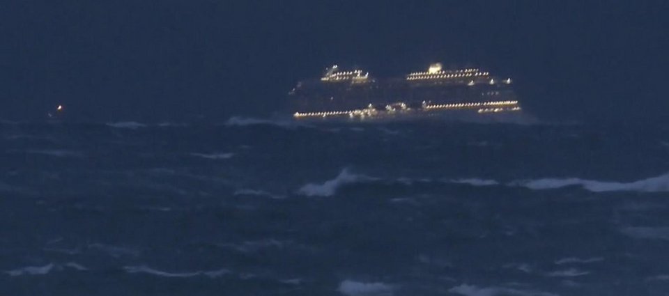 Σοκάρουν τα βίντεο από το εσωτερικό του κρουαζιερόπλοιου στην Νορβηγία -Προσεύχονται να βγουν σώοι οι επιβάτες [βίντεο] | iefimerida.gr 1