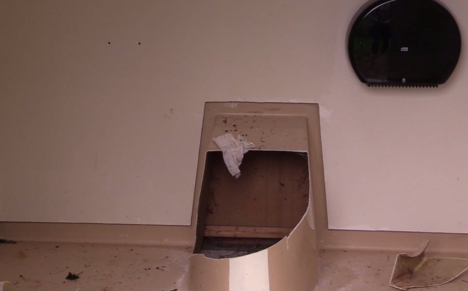 Απίστευτο: Σφήνωσε σε λεκάνη τουαλέτας προσπαθώντας να σώσει το κινητό φίλου του [εικόνες] | iefimerida.gr 2