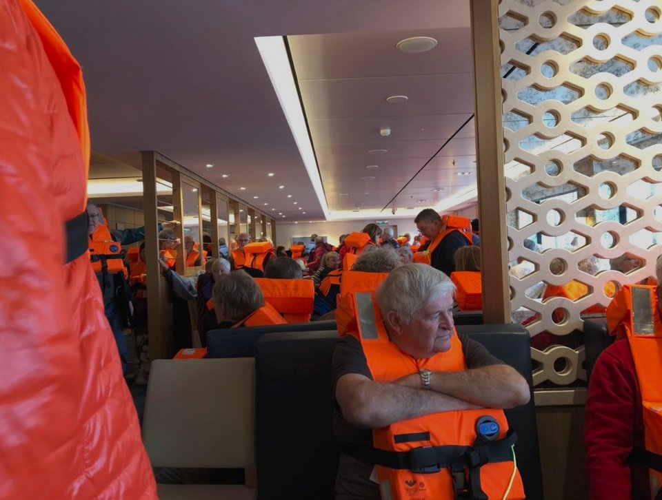 Σοκάρουν τα βίντεο από το εσωτερικό του κρουαζιερόπλοιου στην Νορβηγία -Προσεύχονται να βγουν σώοι οι επιβάτες [βίντεο] | iefimerida.gr 2