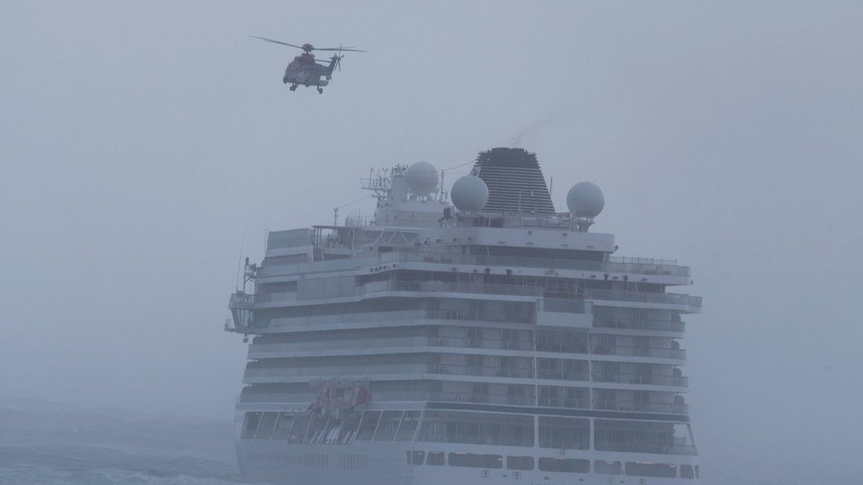Σοκάρουν τα βίντεο από το εσωτερικό του κρουαζιερόπλοιου στην Νορβηγία -Προσεύχονται να βγουν σώοι οι επιβάτες [βίντεο] | iefimerida.gr 0