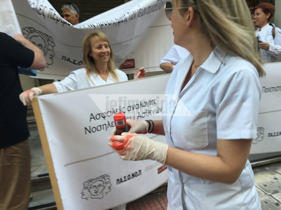 Συγκέντρωση διαμαρτυρίας νοσηλευτών με λευκές μπλούζες και «ματωμένα» γάντια [εικόνες] | iefimerida.gr 0