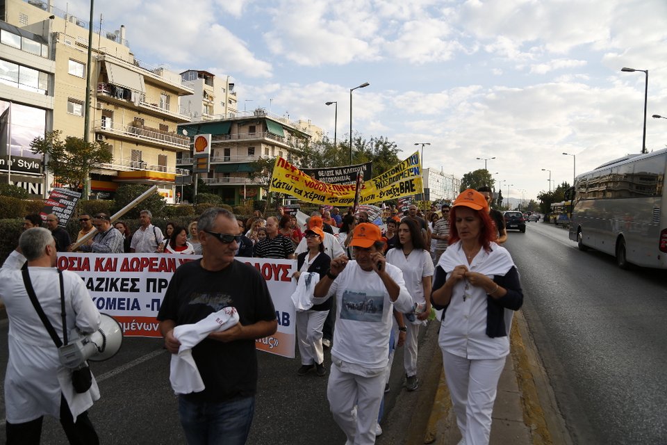 Διαδήλωσαν με άλογα στο υπ.Υγείας γιατροί και νοσηλευτές | iefimerida.gr 7