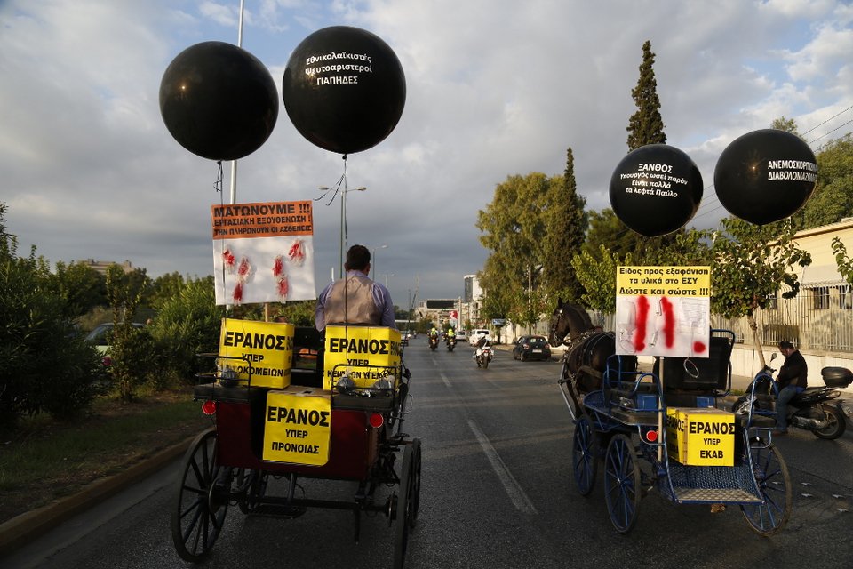 Διαδήλωσαν με άλογα στο υπ.Υγείας γιατροί και νοσηλευτές | iefimerida.gr 4