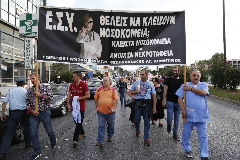 Διαδήλωσαν με άλογα στο υπ.Υγείας γιατροί και νοσηλευτές | iefimerida.gr 9