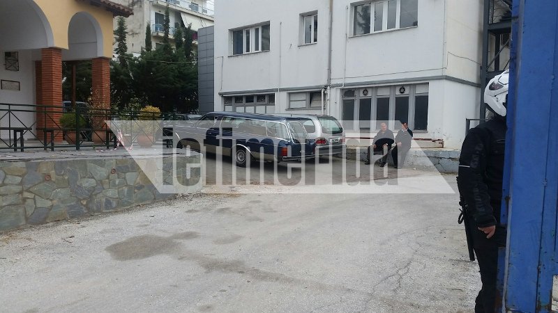 Στο Γενικό Νοσοκομείο Λάρισας οι 4 σοροί -Ομάδα ειδικών ψυχολόγων για τους συγγενείς [εικόνες] | iefimerida.gr 1