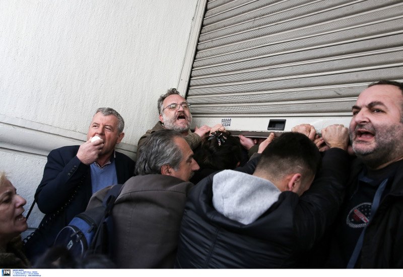 Ενταση έξω από το υπ. Υγείας με τους εργολαβικούς εργαζόμενους στα νοσοκομεία [εικόνες] | iefimerida.gr 0