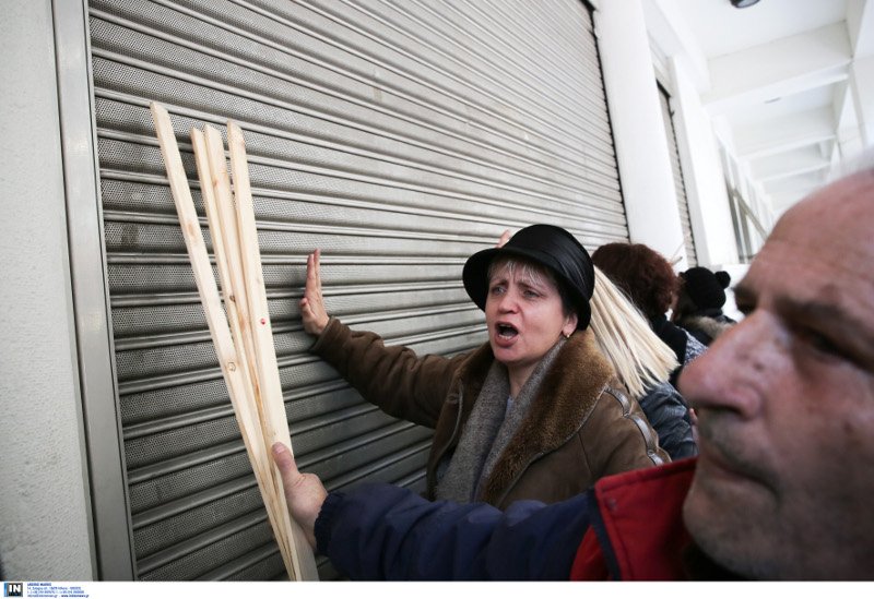 Ενταση έξω από το υπ. Υγείας με τους εργολαβικούς εργαζόμενους στα νοσοκομεία [εικόνες] | iefimerida.gr 1