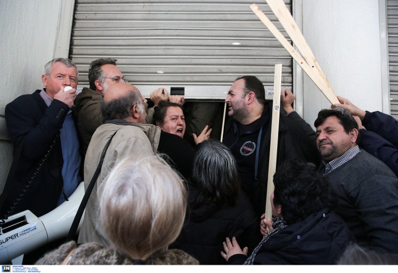 Ενταση έξω από το υπ. Υγείας με τους εργολαβικούς εργαζόμενους στα νοσοκομεία [εικόνες] | iefimerida.gr 2