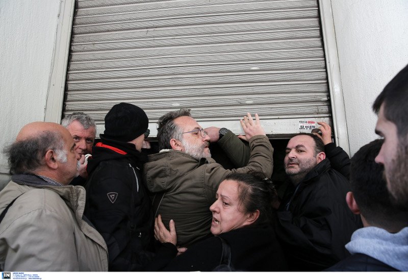 Ενταση έξω από το υπ. Υγείας με τους εργολαβικούς εργαζόμενους στα νοσοκομεία [εικόνες] | iefimerida.gr 3