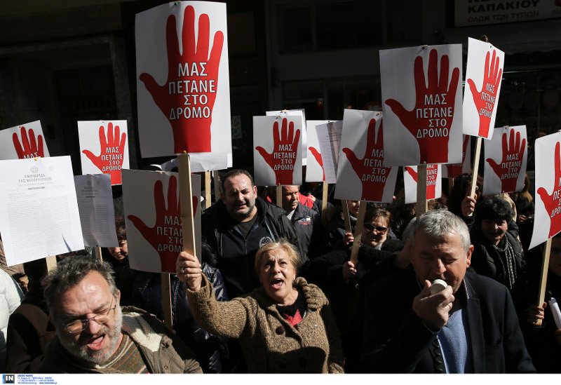 Ενταση έξω από το υπ. Υγείας με τους εργολαβικούς εργαζόμενους στα νοσοκομεία [εικόνες] | iefimerida.gr 5