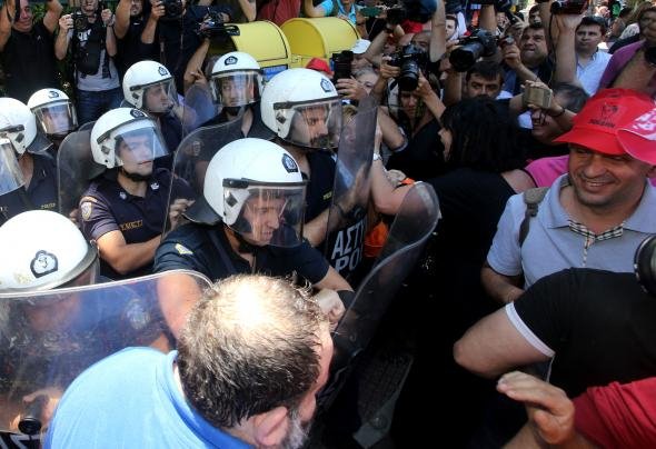 Ματ και κλούβες της ΕΛ.ΑΣ. έστησαν μπλόκο στους διαδηλωτές για να μην πάνε στο Μαξίμου [εικόνες] | iefimerida.gr 1