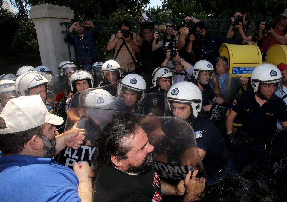 Ματ και κλούβες της ΕΛ.ΑΣ. έστησαν μπλόκο στους διαδηλωτές για να μην πάνε στο Μαξίμου [εικόνες] | iefimerida.gr 0