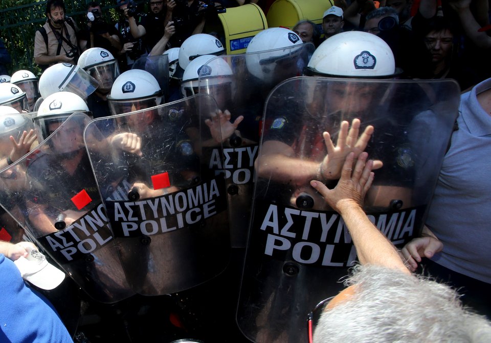 Ματ και κλούβες της ΕΛ.ΑΣ. έστησαν μπλόκο στους διαδηλωτές για να μην πάνε στο Μαξίμου [εικόνες] | iefimerida.gr 2