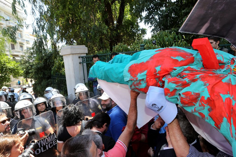 Ματ και κλούβες της ΕΛ.ΑΣ. έστησαν μπλόκο στους διαδηλωτές για να μην πάνε στο Μαξίμου [εικόνες] | iefimerida.gr 3