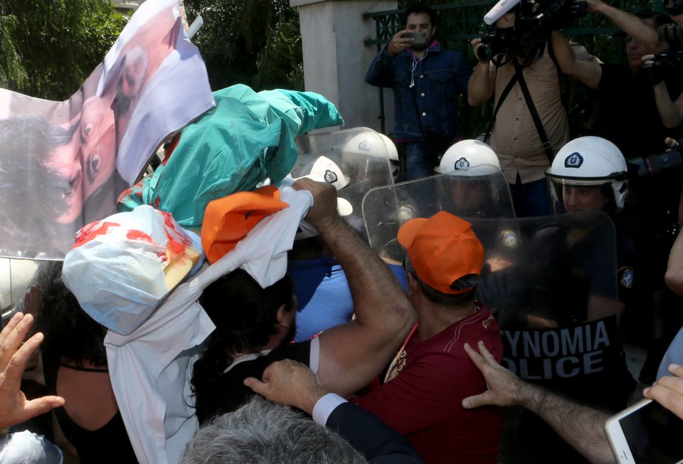 Ματ και κλούβες της ΕΛ.ΑΣ. έστησαν μπλόκο στους διαδηλωτές για να μην πάνε στο Μαξίμου [εικόνες] | iefimerida.gr 4